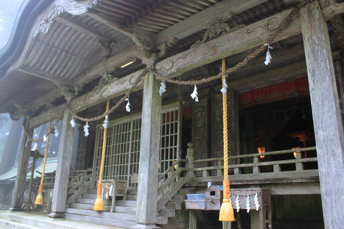 呼ばれないとたどりつけない!?秘境のパワースポット玉置神社へは、ナチュラルな服と気持ちで